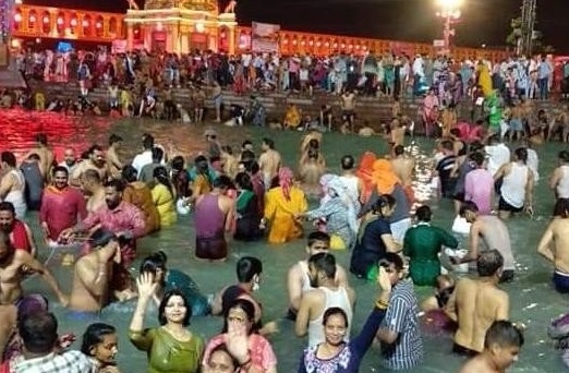महाकुंभ का दूसरा शाही स्नान शुरू, लाखों भक्तों ने लगाई आस्था की डूबकी