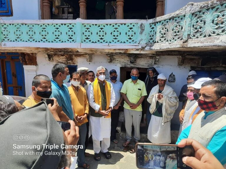 पूर्व मुख्यमंत्री त्रिवेन्द्र सिंह रावत ने जिलाध्यक्ष  विनोद रतूड़ी के माता पिता के निधन पर उनके घर दल्ला जाकर  संवेदना व्यक्त की