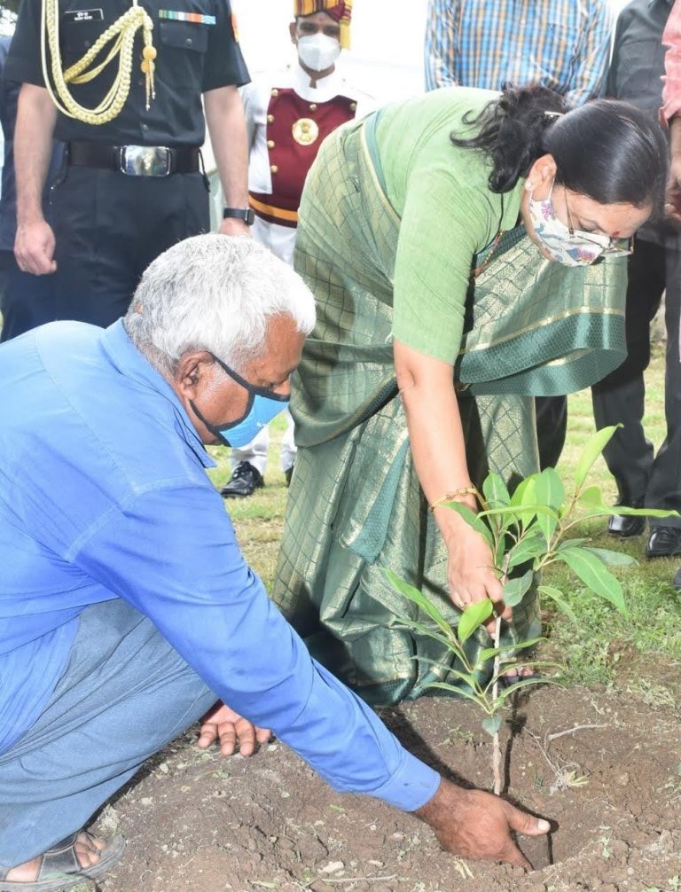 राज्यपाल श्रीमती बेबी रानी मौर्य ने हरेला पर्व पर पौन्ध रोपण पर कहा उत्तराखंड मातृ शक्ति का राज्य है