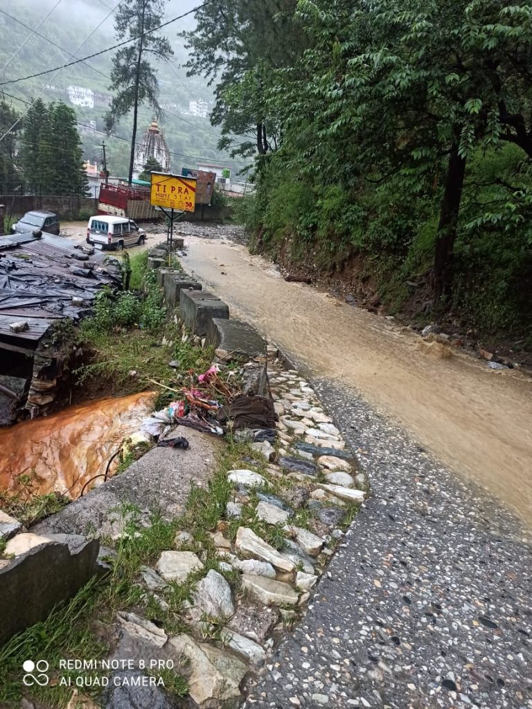 उत्तरकाशी मुख्यालय के समीप ग्राम मांडों में भयानक जलप्रलय से तीन ग्रामीणों की मृत्यु हो गई