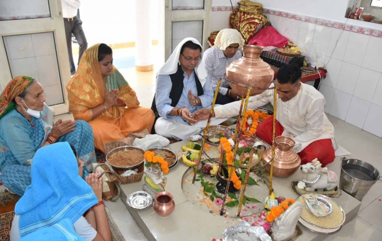 मुख्यमंत्री पुष्कर सिंह धामी ने मुख्यमंत्री आवास स्थित शिव मंदिर में पअर्चना कर प्रदेश की सुख समृद्धि की कामना की।