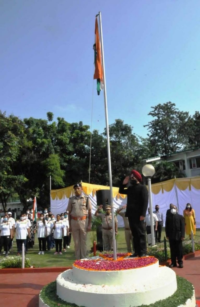 मुख्य सचिव डॉ एस.एस.संधु द्वारा सचिवालय 75वें स्वतंत्रता दिवस पर झण्डा रोहण कर कोरोना टीका कर्मियों को सम्मानित किया