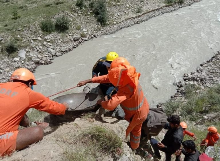 चीन बॉर्डर से जुड़ता मलारी हाईवे 10 दिनों से ठप