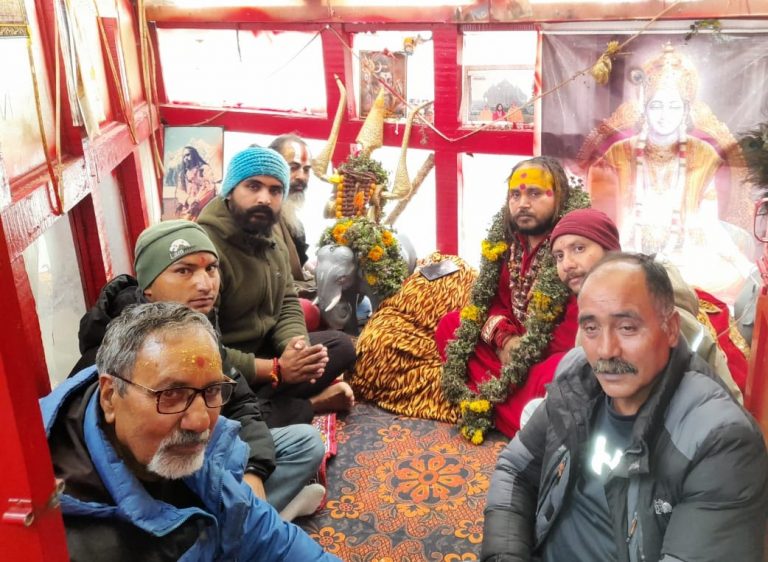 स्थानीय लोगों को श्री बद्रीनाथ मन्दिर के दर्शन करने के लिए महन्त धर्मराज भारती का आमरण अनशन का दूसरा दिन जारी रहा