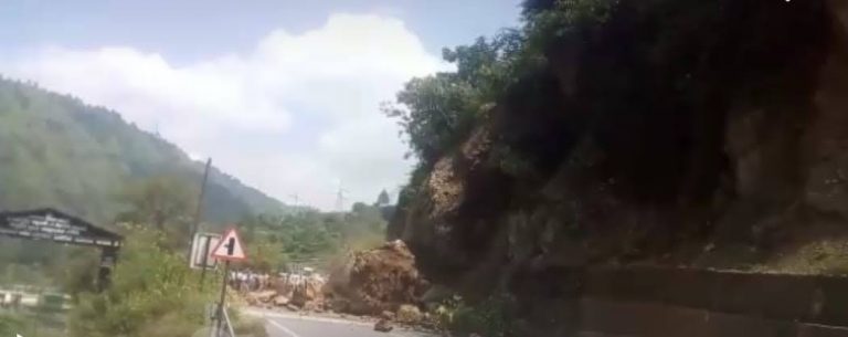 ऋषिकेश गंगोत्री ओलवेडर रोड़ पर गिरी चाटन भगवान की कृपा से बची दो सवारी की जान