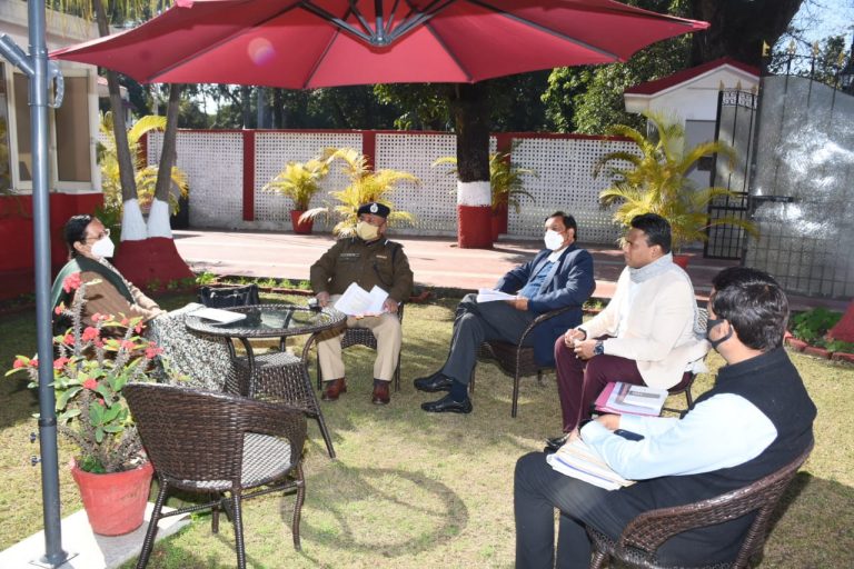 विशेष व्यय प्रेक्षक सुश्री मधु महाजन नेअधिकारियों के साथ निर्वाचन व्यय अनुवीक्षण के संबंध में बैठक की