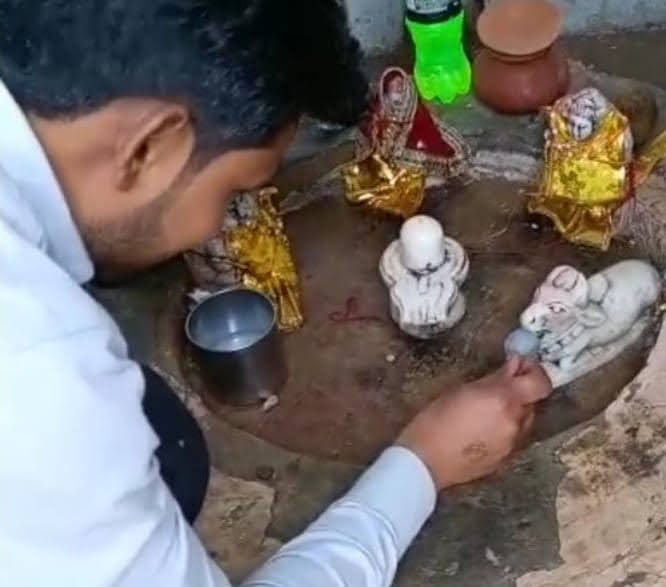 राजस्थान में नन्दी कि मूर्ति द्वारा श्रद्धालुओं द्वारा दूध पिलाने पर दूध पीने की चमत्कारिक घटना