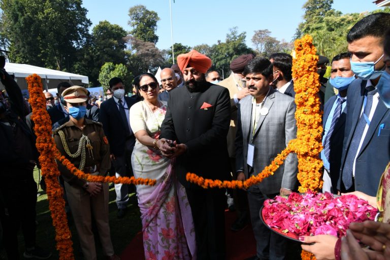 राज्यपाल लेफ्टिनेंट जनरल गुरमीत सिंह (से नि) ने  राजभवन के प्रागंण में वसन्तोत्सव का शुभारम्भ किया