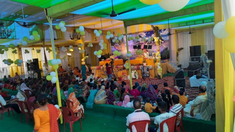 गुमानीवालाश्रीमद्भागवत व श्रीमद् देवीभागवत महापुराण कथा  पर कृष्ण जन्मोत्सव अपार जनसमूह  द्वारा बडे हर्षोल्लास के साथ मनाया गया