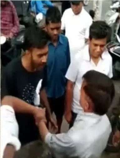 रायपुर में लोगों के हत्थे चढ़ा चेन स्नेचर, जमकर धुनाई करने के बाद पुलिस को सौंपा
