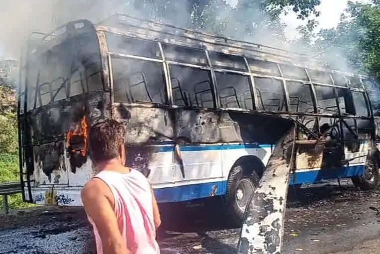 वैष्णो देवी तीर्थयात्रियों की बस में लगी आग, दो लोग जिंदा जले, कई झुलसे