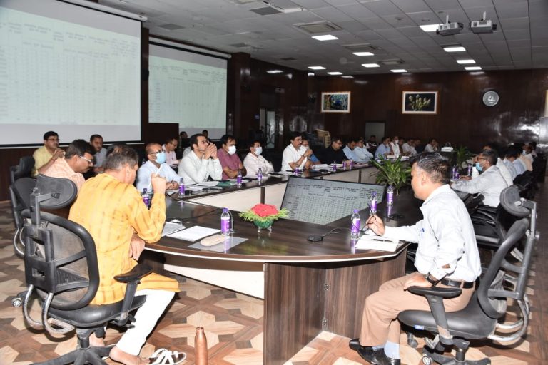 शहरी विकास विभाग के मंत्री ने शहरी विकास विभाग केअधिकारियों की  वीडियो कॉन्फ्रेसिंग के माध्यम से समीक्षा बैठक की