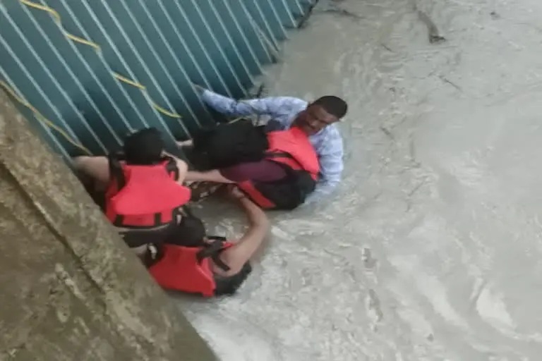 प्रेम प्रसंग के चलते युवती ने अलकनंदा में लगाई छलांग, जल पुलिस ने बचाई जान