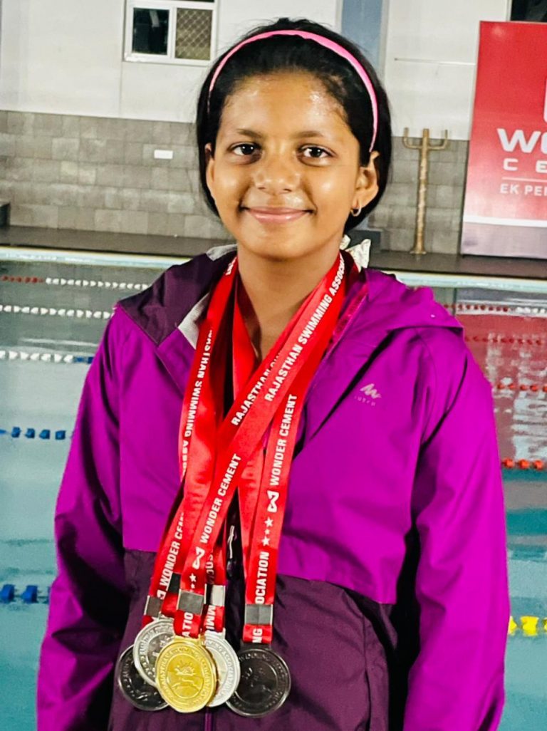 ग्यारह साल की अभिश्री ने  तैराकी प्रतियोगिता में कीर्तिमान स्थापित किया