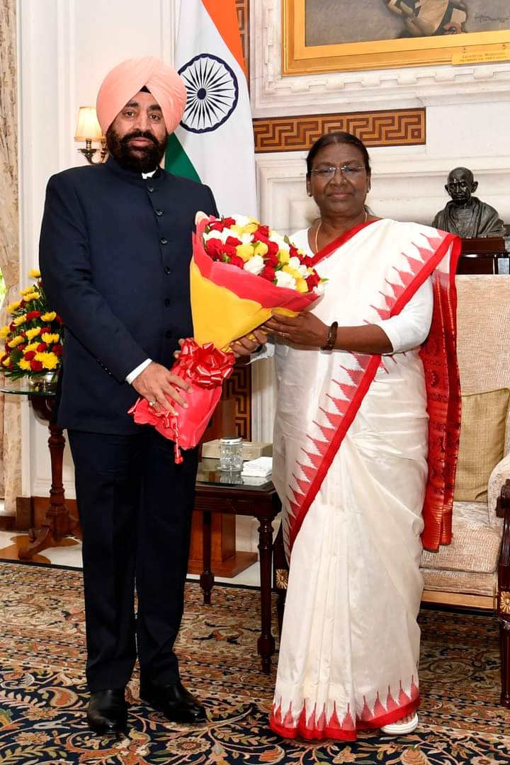 राज्यपाल लेफ्टिनेंट जनरल गुरमीत सिंह (से नि) ने नई दिल्ली में राष्ट्रपति श्रीमती द्रौपदी मुर्मू से शिष्टाचार भेंट की
