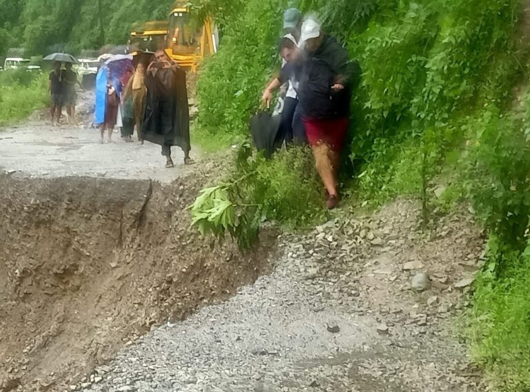 देर रात देहरादून  के रायपुर में बादल फटा