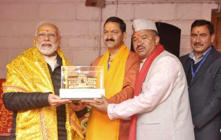 गुड न्यूज प्रधानमंत्री मोदी  को  बीकेटीसी अध्यक्ष भट्ट और उपाध्यक्ष  पंवार ने  बद्रीनाथ मंदिर की स्मृति भेंट किया है