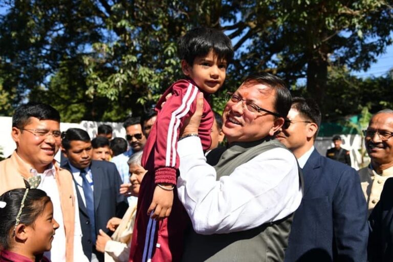 ह्रदय स्पर्शी पल, सीएम धामी ने बद्री पुर अपना घर बाल उथान समिति एंव अन्य माननीयों से भेंट कर दीपावली की दी बधाई