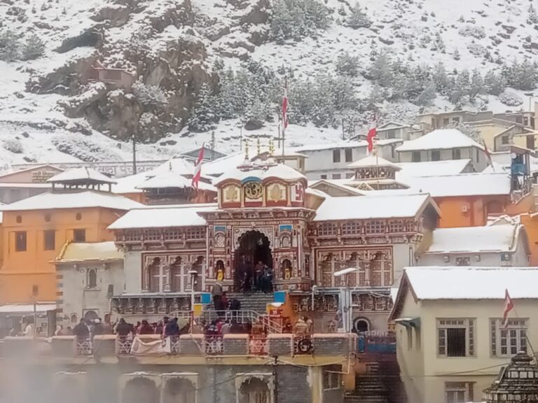 उत्तराखंड चारधाम यात्रा वर्ष 2022, बदरीनाथ में दर्शन के साथ बर्फ का लुफ्त उठाइयेगा