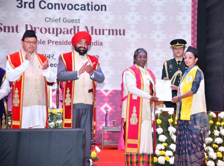 महामहिम राष्ट्रपति श्रीमती द्रोपदी मुर्मु ने दून विश्वविद्यालय के दीक्षांत समारोह में 36 मेधावी छात्र-छात्राओं को सम्मानित किया
