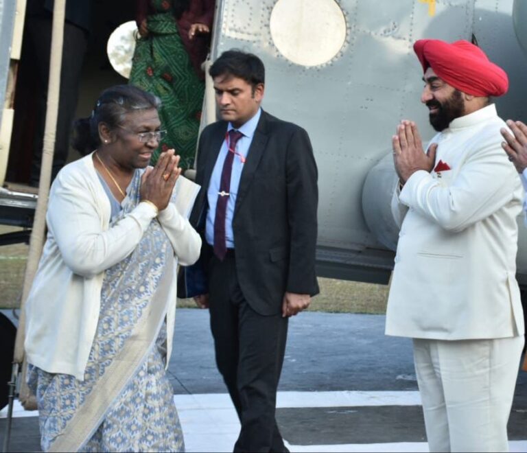 राष्ट्रपति श्रीमती द्रौपदी मुर्मु  एयरपोर्ट पर राज्यपाल सिंह तथा मुख्यमंत्री  धामी ने उनका स्वागत किया