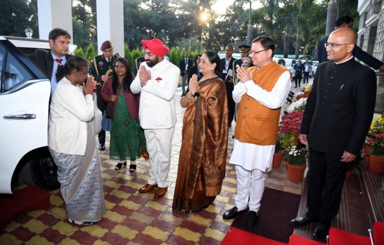 महामहिम राष्ट्रपति श्रीमती द्रौपदी मुर्मु का राजभवन में राज्यपाल सिंह ने स्वागत किया