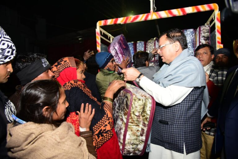 गुड न्यूज:मुख्यमंत्री ने देश के महान नेताओं को याद करते हुए गरीबों को कम्बल वितरण किया