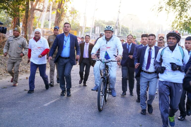 मुख्यमंत्री  ने  मुख्यमंत्री कैम्प कार्यालय से मसूरी विंटर कार्निवाल में साइकिल रैली का शुभारंभ किया