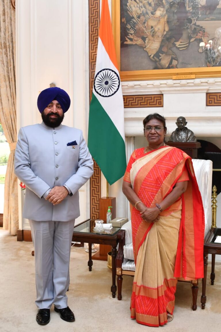 राज्यपाल लेफ्टिनेंट जनरल गुरमीत सिंह (से नि) ने सोमवार को नई दिल्ली में माननीय राष्ट्रपति श्रीमती द्रौपदी मुर्मु से शिष्टाचार भेंट की।