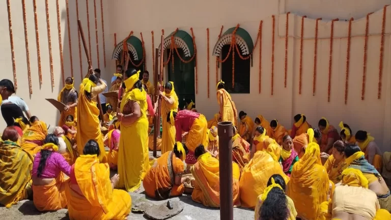 बदरीनाथ धाम की गाडू घड़ा की रस्म हुई पूरी, महारानी के साथ महिलाओं ने तिलों का तेल पिरोया