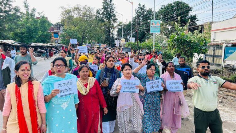 महिला कांग्रेस प्रदेश अध्यक्ष  ज्योति रौतेला नें भाजपा से कैबिनेट मंत्री प्रेमचंद अग्रवाल को बर्खास्त किये जाने की मांग