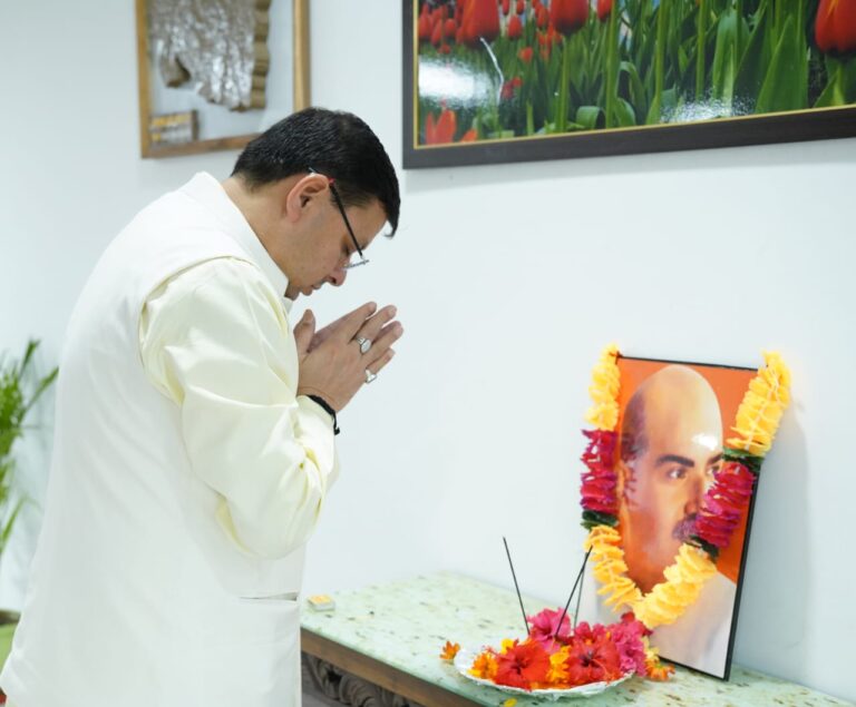 मुख्यमंत्री  पुष्कर सिंह धामी ने  डॉ. श्यामा प्रसाद मुखर्जी की जयंती पर उनके चित्र पर श्रद्धांजलि अर्पित की