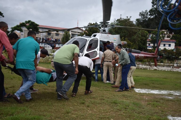 घायलों को देखने जाने से पूर्व मुख्यमंत्री  धामी ने चमोली घटना में मृतकों के आश्रितों को 5-5 लाख रूपए और घायलों को 1-1 लाख रुपए की राहत राशि अविलंब प्रदान करने के निर्देश दिए हैं