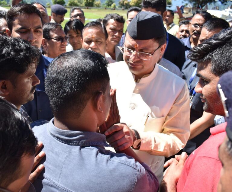 चमोली हादसे में हताहत लोगों के परिजनों से मिलकर भावुक हुए सीएम धामी,  मुकदमा दर्ज कराया