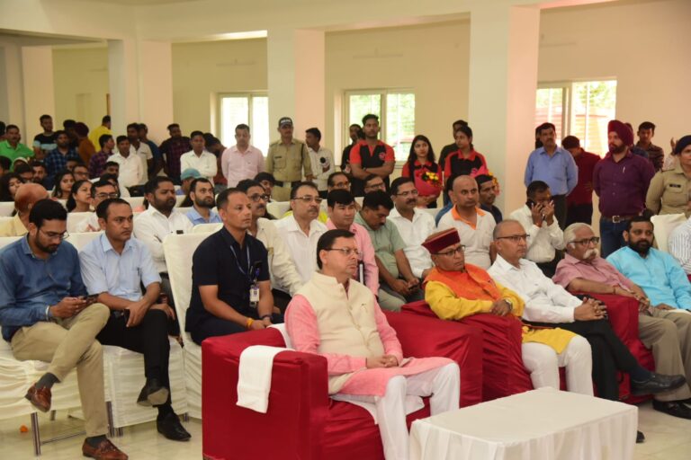 The Chief Minister listened to the 105th edition of the Prime Minister’s Mann Ki Baat program with students at DAV PG College, Karanpur, Dehradun.