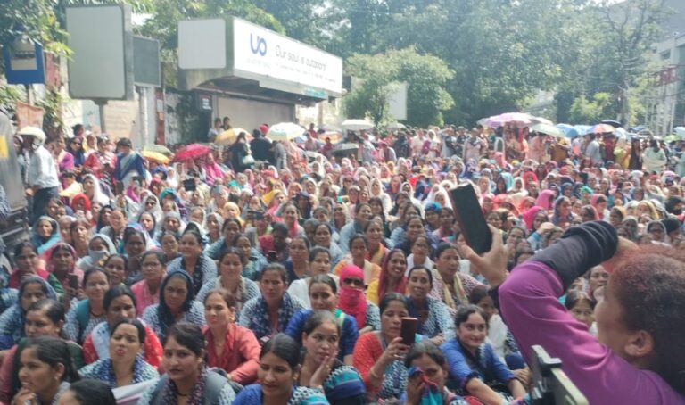 Anganwadi workers/sevikas/mini employees organization Uttarakhand marched to Chief Minister’s residence