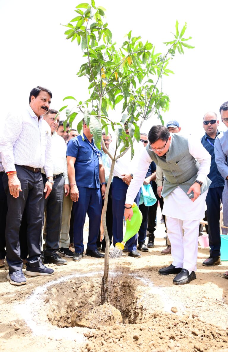 मुख्यमंत्री  धामी ने विश्व पर्यावरण दिवस पर  सिटी पार्क में आयोजित वृक्षारोपण कार्यक्रम में प्रतिभाग कर वृक्षारोपण किया