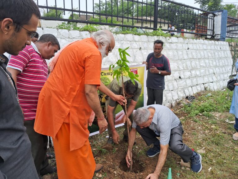 ओएनजीसी एच आर निदेशक द्वारा टपकेश्वर महादेव  प्रदर्शनी मैदान में  मुख्य अथिति श्री महंत कृष्णा गिरी महाराज द्वारा बरगद का पेड़ रोपित किया