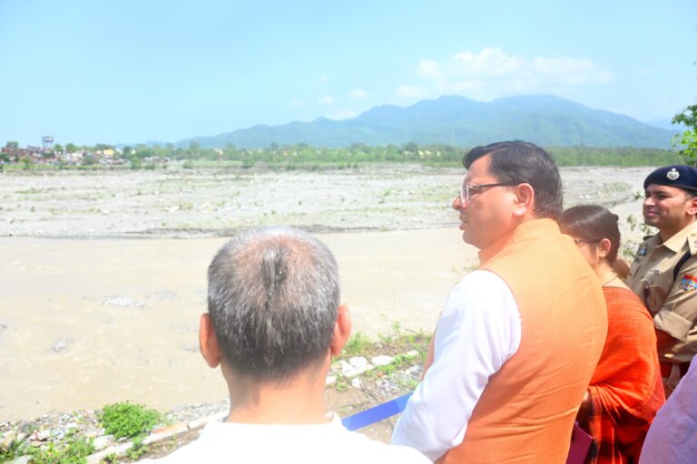 मुख्यमंत्री श्री धामी ने  खटीमा क्षेत्र में गत दिवस अतिवृष्टि से हुए जलभराव क्षेत्र का  निरिक्षण कर नुकसान का जायजा लिया