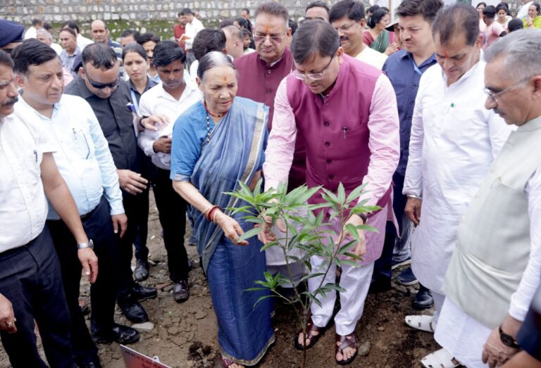 गुरू पूर्णिमा के शुभ अवसर पर मुख्यमंत्री ने ‘एक पेड़ मां के नाम’ अभियान के अंतर्गत अपनी माताजी संग किया पौधारोपण जानिए समाचार