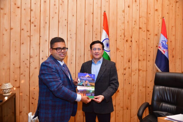 उत्तराखण्ड फिल्म विकास परिषद के संयुक्त मुख्य कार्यकारी अधिकारी डॉ. नितिन उपाध्याय ने पुलिस मुख्यालय में पुलिस महानिदेशक श्री दीपम सेठ से भेंट कर फिल्म विकास परिषद की गतिविधियों से अवगत कराया।