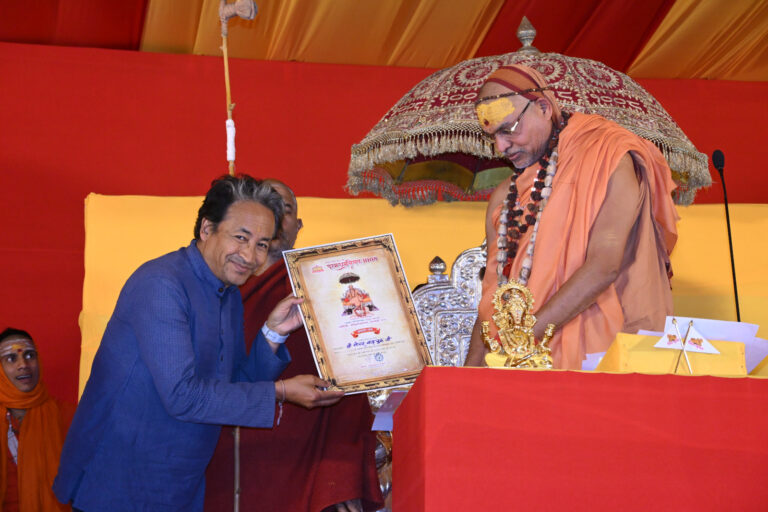 पर्यावरण कार्यकर्ता लद्दाख से सोनम वांगचुक ने परमधर्मसंसद् पहुंच कर गाय और पर्यावरण बचाने के प्रयास पर किया शंकराचार्य का धन्यवाद। लद्दाख से सोनम वांगचुक पहुँचे परमधर्मसंसद् में। लिया शंकराचार्य का आशीर्वाद