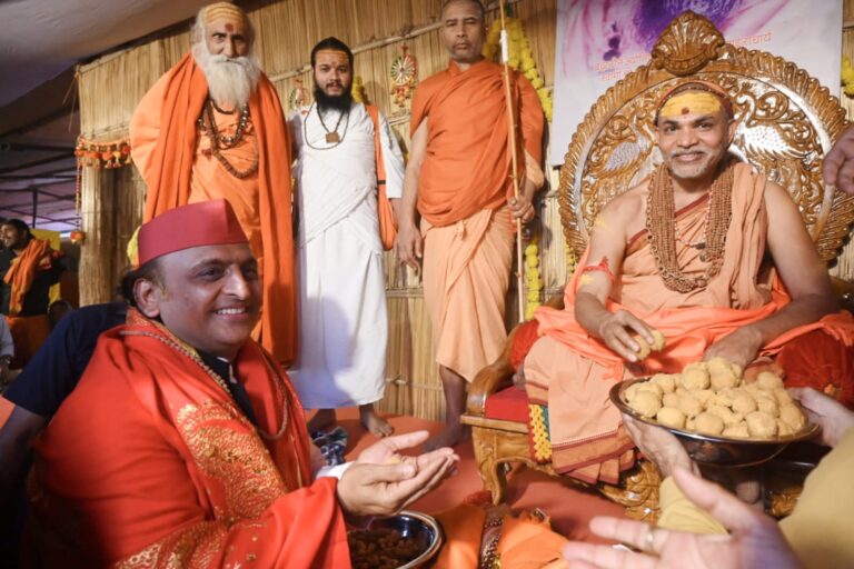 परमाराध्य’ परमधर्माधीश उत्तराम्नाय ज्योतिष्पीठाधीश्वर अनन्तश्रीविभूषित जगद्गुरु शंकराचार्य स्वामिश्रीः अविमुक्तेश्वरानंदः सरस्वती ‘१००८’ जी महाराज के दर्शन कर आशीर्वाद लेने पधारे पूर्व मुख्यमंत्री श्री अखिलेश यादव जी