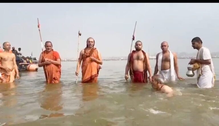 उत्तराषाढा नक्षत्र में त्रिवेणी संगम की पूजा के बाद तीनों पीठों के शंकराचार्यों ने एकसाथ त्रिवेणी संगम में डुबकी लगाई