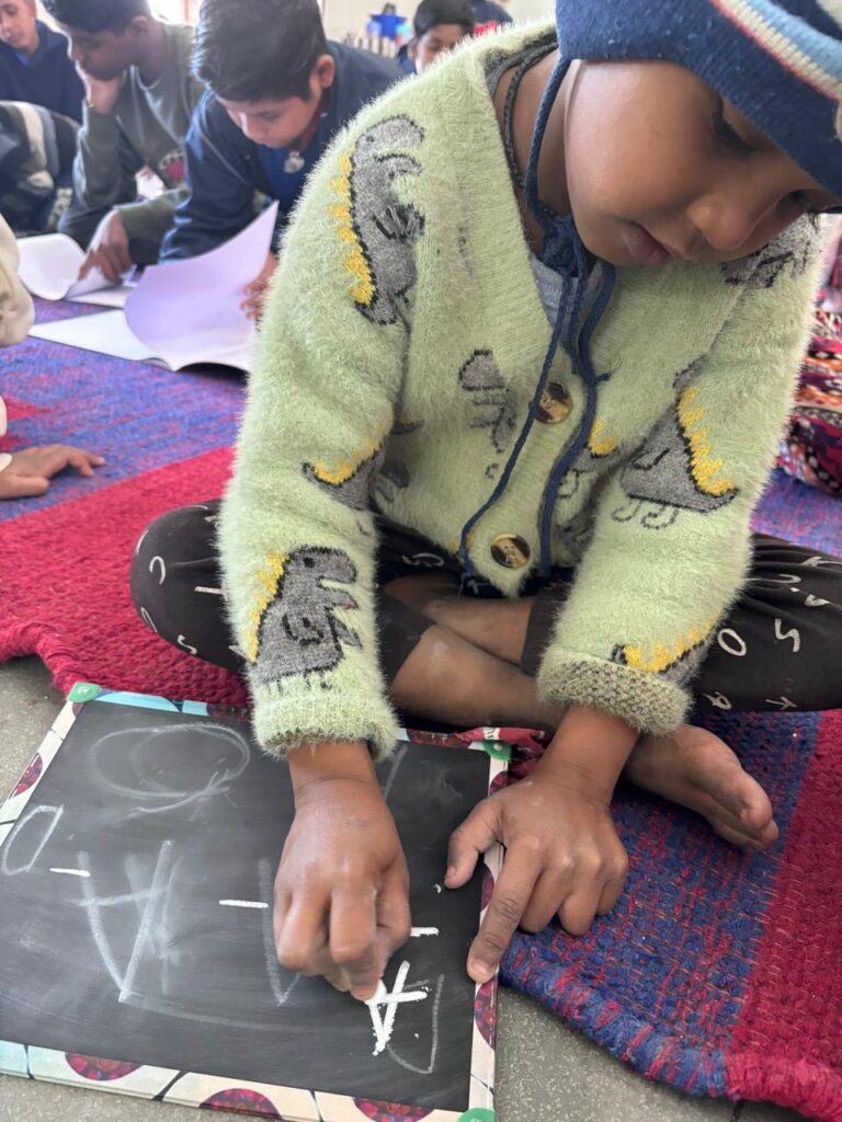 डी यम के  निर्णय से मुख्यधारा शिक्षा से जुड़ने लगे सड़क पर घूमतु बच्चे