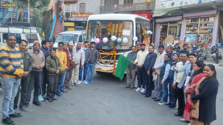 गुड न्यूज-विधायक  नेगी ने लम्बगांव से नई  टिहरी की  सिटी बस को हरी झंडी दिखाकर रवाना किया