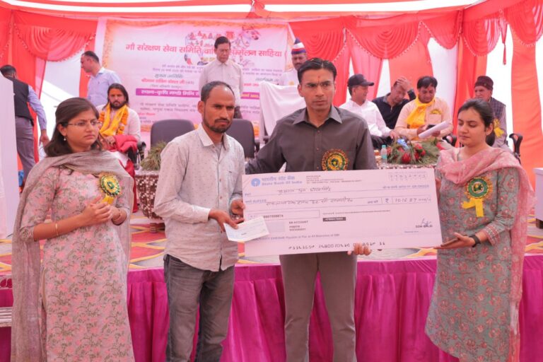 सीएम के हस्तक्षेप व्यासी परियोजना से 27 प्रभावितो को  डीएम ने चेक वितरित किए
