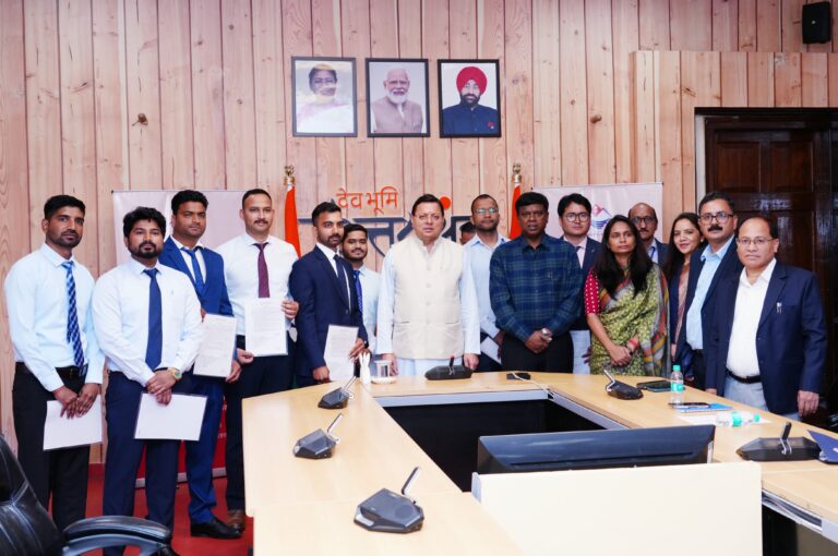 मुख्यमंत्री ने सम्भागीय निरीक्षक (प्राविधिक) पद पर नियुक्त 08 अभ्यर्थियों को नियुक्ति पत्र प्रदान किये