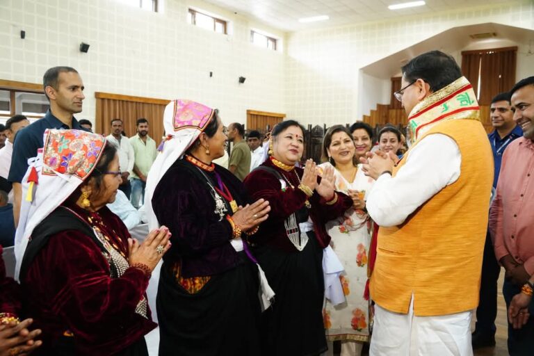 मुख्यमंत्री धामी से  उपाध्यक्ष जनजाति सलाहकार परिषद (राज्य मंत्री) गीताराम गौड़ के नेतृत्व में जौनसार क्षेत्र से आये लोगों ने भेंट की