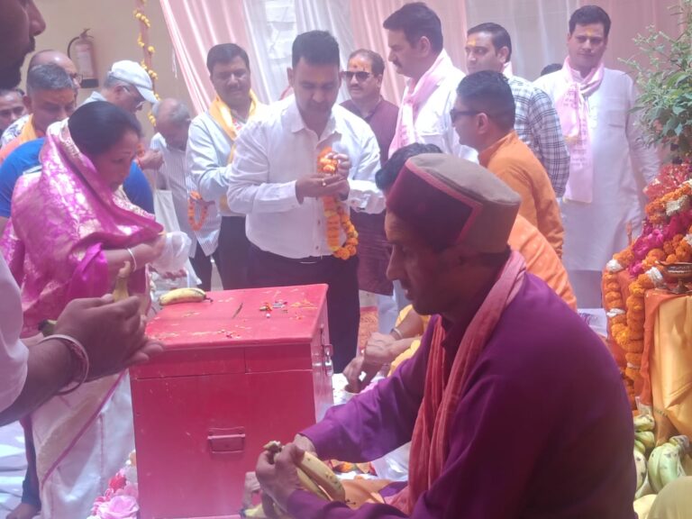 गाडू घड़ा तेलकलश यात्रा बीकेटीसी के चेला चेतराम धर्मशाला रेल्वे रोड ऋषिकेश से मुनिकीरेती प्रस्थान